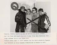 De G à D : Pat Ryan (représentant d'A&M), Samantha Taylor (directrice musicale), John Derringer (DJ) et Ralph Alfonso (gérant national des promotions d'Attic). Visite de promotion inhabituelle chez Q­107 Toronto pour le premier disque courte durée du groupe Warriors de Toronto sur Attic Records (distribué au Canada par A&M) [ca. 1984].