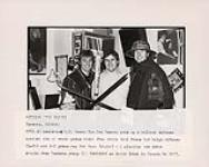 Henry Van Den Hoogen, directeur musical adjoint de CFTR-AM, lors d'une visite de Ralph Alfonso, gérant national des promotions d'Attic (à gauche) et de Pat Ryan, représentant des promotions d'A&M (à droite). Ils moussent le premier disque courte durée du groupe Warriors de Toronto sur Attic (distribué au Canada par A&M) [entre 1980-1990]