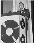 George Wilson parlant sur le podium aux RPM Awards. Toronto [between 1970-1974].