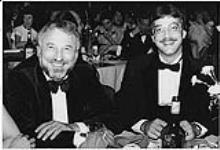 L to R: Al Beyamo (President of MCA Distributing) and George Burns (Vice-President of MCA Records, Canada) [entre 1980-1990]