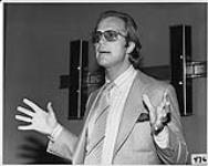 Terry Ellis, président de Chrysallis Records, discutant du rôle des étiquettes indépendantes lors du symposium de 1979. Toronto 1979