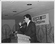 L'expert sur la loi concernant le journalisme Boris Freesman discutant sur un podium. Toronto [entre 1970-1980]