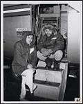 Le duo Gary and Dave devant un aéronef des Forces armées canadiennes [entre 1973-1976].