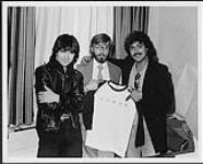 Larry Gowan visite une station de radio et un magasin au détail lors de son passage à Montréal et à Ottawa : (de gauche à droite) Larry Gowan, Keith Grisby (CKGM) et Vito Luprano (représentant commercial, CBS) [entre 1982-1987].