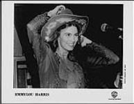 Portrait de presse de Emmylou Harris, coiffée d'un chapeau de cowboy [ca. 1975].