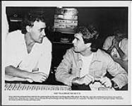 Bruce Hornsby et Huey Lewis discutent dans un studio d'enregistrement [between 1982-1987].