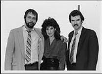 Rick Hallson de CKEY (à gauche) en compagnie de Diane Hodson et un autre homme, à la station de radio CKEY [between 1970-1975].