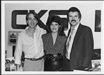 Mitch O'Connor de CKSL (à gauche) en compagnie de Diane Hodson et un autre homme, à la station de radio CKSL [between 1970-1975].