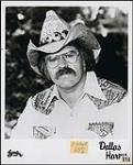 Portrait de presse de Dallas Harms, coiffé d'un chapeau de cowboy [entre 1975-1979].