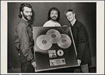 A&M Records remet à Bryan Adams un disque triple platine au Maple Leaf Gardens de Toronto novembre 1987