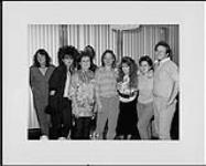 Lee Aaron (troisième à partir de la droite) qui rencontre des gestionnaires et des employés du magasin A&A de la région d'Edmonton au cours d'une tournée de promotion dans l'Ouest canadien [between 1984-1989].