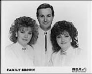 Press portrait of Family Brown. RCA Records and Cassettes [entre 1987-1990].