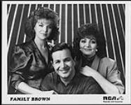 Press portrait of the trio Family Brown. RCA Records and Cassettes [entre 1987-1990].