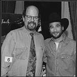 Portrait de Gordon James de CTV en compagnie du chanteur country Clint Black [between 1994-1995].