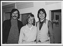 Jackie Ralph (au centre), chanteur de l'ancien groupe The Bells, qui rend visite à l'annonceur de la station FM-96, Don Jackson (à droite) dans les studios de Montréal [between 1975-1985]