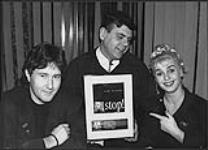 Sam Brown à Montréal qui rend visite à Musique Plus. Pierre Marchand et Bill St. Georges ont joué un rôle essentiel dans le succès de son album Stop, qui a occupé la première place du palmarès pendant trois semaines [ca. 1988]