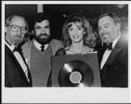 Portrait de Liona Boyd qui vient de recevoir son deuxième disque d'or. Aussi sur la photo : Bernie Fiedler (gérant), Norman Miller (directeur, CBS Masterworks), Bernie DiMatteo (président, CBS Records Canada) 1982