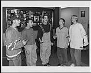 Pour prouver qu'ils n'ont rien de Milli Vanilli, les Backstreet Boys chantent aux bureaux de BMG à Toronto. G. à d. : A.J., Howie, Kevin, Brian, Nick [ca. 1995-1998]
