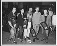 Portrait des membres du groupe Bush qui tiennent le prix pour leur album Sixteen Stone [ca. 1994-1995]