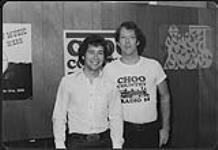 Instantané de John Nelson Born (à gauche) en compagnie de Tom Edge de CHOO [ca 1979]
