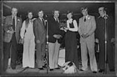 The Family Brown on stage accepting an award [entre 1978-1982].