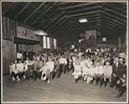 Spectateurs regardant un film dans le hall du YMCA au camp d'internement de Vernon (Colombie Britannique) vers 1915-1918.