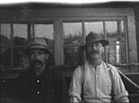 Deux prisonniers au camp d'internement de Spirit Lake, en Abitibi (Québec) vers 1914-1920.