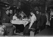 Officiers partageant un repas avec leurs familles au camp d'internement de Spirit Lake, en Abitibi (Québec) vers 1914-1920.