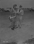 Un élève-pilote s'entretient avec son instructeur à la 2e École de pilotage militaire à Uplands August 9, 1940