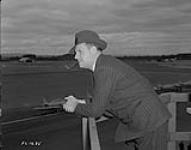 Wing Commander F.S. McGill with visitor at Uplands 23 août 1940