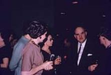 Dr Moore, B. Smith-Whittaker et d'autres personnes au cours du 5 à 7 d'une conférence février 1962