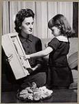 Greek woman showing a young girl a carved wooden box [entre 1930-1960].