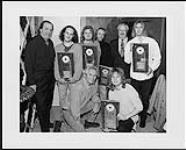 On November 20th, 1995, the five members of Def Leppard were presented platinum awards for their disc 'Vault' novembre 1995