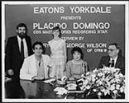 Le 6 juin, au Yorkdale Mall, à Toronto, Plácido Domingo signe plus de 1 000 autographes [between 1980-1983].