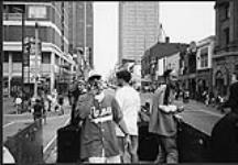 Earthtones, un groupe rhythm and blues de Calgary, joue de la musique d'un camion, sur une rue passante [entre 1992-1997].