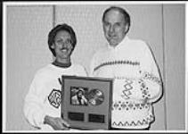 George Fox being presented an award by Stan Kulin [entre 1988-1993].
