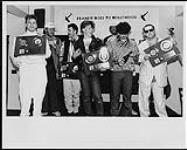 Les membres de Frankie Goes To Hollywood reçoivent un prix d'or pour les simples « Two Tribes » et « Relax » après le premier de deux concerts à guichets fermés présentés à Toronto [entre 1980-1987].
