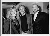 Country performer George Fox with two unidentified people [entre 1994-2000].