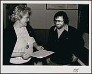Maureen Forester et Doug Riley, en studio, discutent des arrangements du nouvel album « The Other Me », produit chez RCA Records [ca 1981].