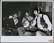 Les musiciens de country, de bluegrass et de folk canadiens The Good Brothers, en studio [entre 1974-1979].