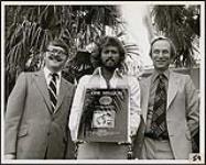 Barry Gibb reçoit un prix Diamant pour avoir vendu plus d'un million de copies de la trame sonore de «Brillantine » au Canada [ca 1978].