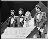The Good Brothers avec la récipiendaire d'un prix Juno Liona Boyd [entre 1977-1984].