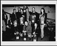 Les membres de Garbage reçoivent des prix d'or de la part du personnel musical de MCA après un spectacle à guichets fermés au théâtre The Opera House April 1996
