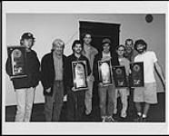 Les membres du groupe The Gin Blossoms reçoivent un prix d'or pour leur disque « Congratulations I'm Sorry » mai 1996