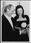 Amy Sky recevant le premier prix « Applause » de l'Association de l'industrie canadienne de l'enregistrement qui lui a été remis pour son travail au nom des droits des interprètes canadiens. Amy Sky et le président de la CRIA, Brian Robertson [ca. 2000].