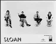 Photo publicitaire des membres du groupe Sloan assis sur des chaises de barbier [ca. 1998].