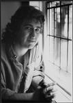 Eddie Schwartz devant une fenêtre [between 1985-1990].