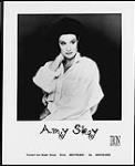 Photo publicitaire d'Amy Sky vêtue d'une chemise blanche [entre 1996-1998].