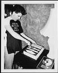 Tim Finn de Split Enz coupant un gâteau après une prestation du groupe à Toronto pour célébrer la certification Or pour la chanson « I Got You » et les certifications Or et Platine pour la chanson « True Colours » et la certification Or pour « Waiaita » August 12, 1981