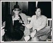 Dave Coutts (président de Smile Records) présentant à Richard Strange un exemplaire de son album « International Language » à la station The Edge, Toronto August, 1980